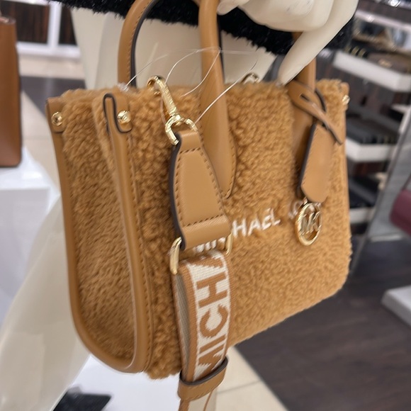 Michael Kors Mirella Extra-Small Sherpa XS SHOPPER XBODY
SHEARLING Crossbody TZ - Picture 8 of 16